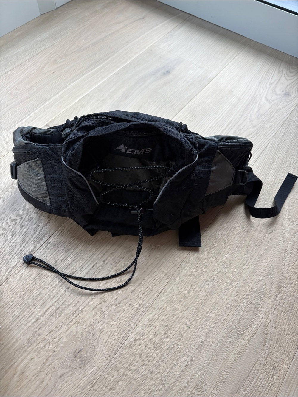 Eastern Mountain Sports Black and Gray Waist Belt Bag Like New!!